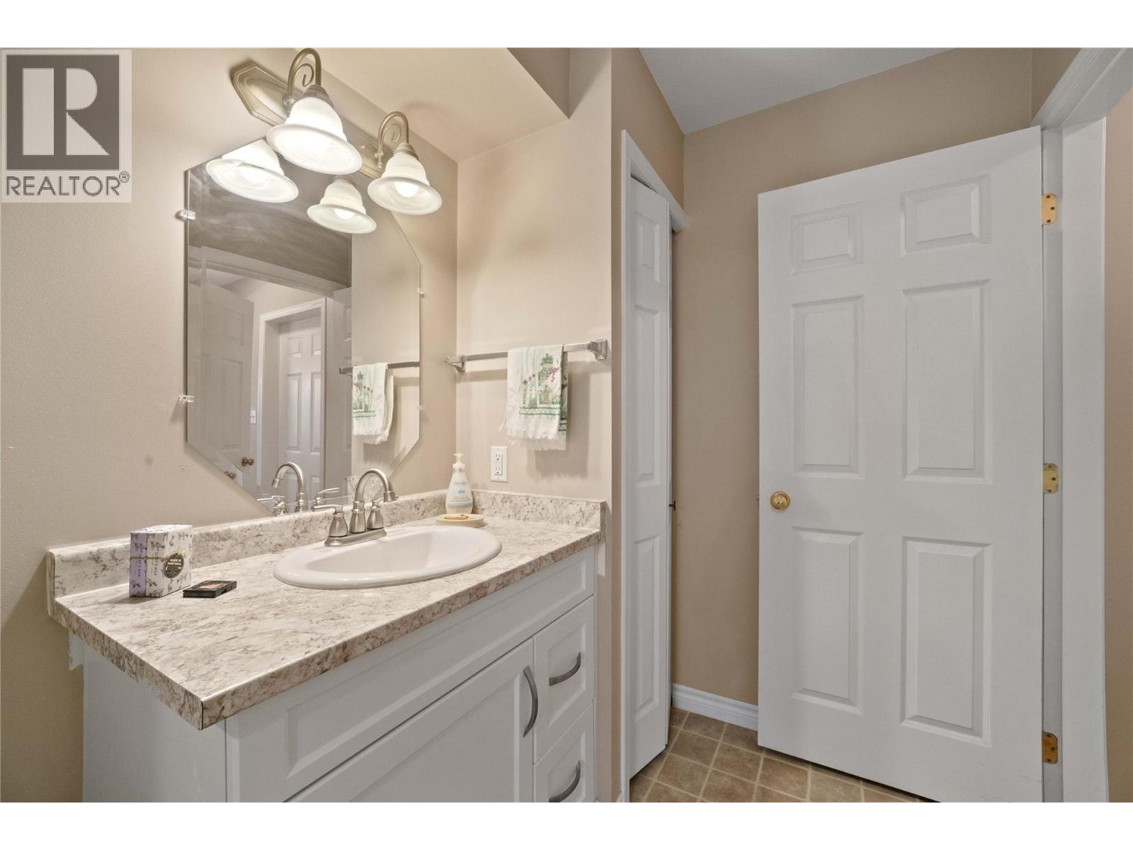#10 51 8 Avenue SW - 17