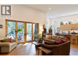 Kitchen - 2077 Uplands Road, Revelstoke, BC V0E2S1 Photo 10