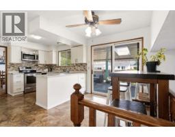 Kitchen - 2555 Grenfell Road, Kelowna, BC V1Y3C9 Photo 12