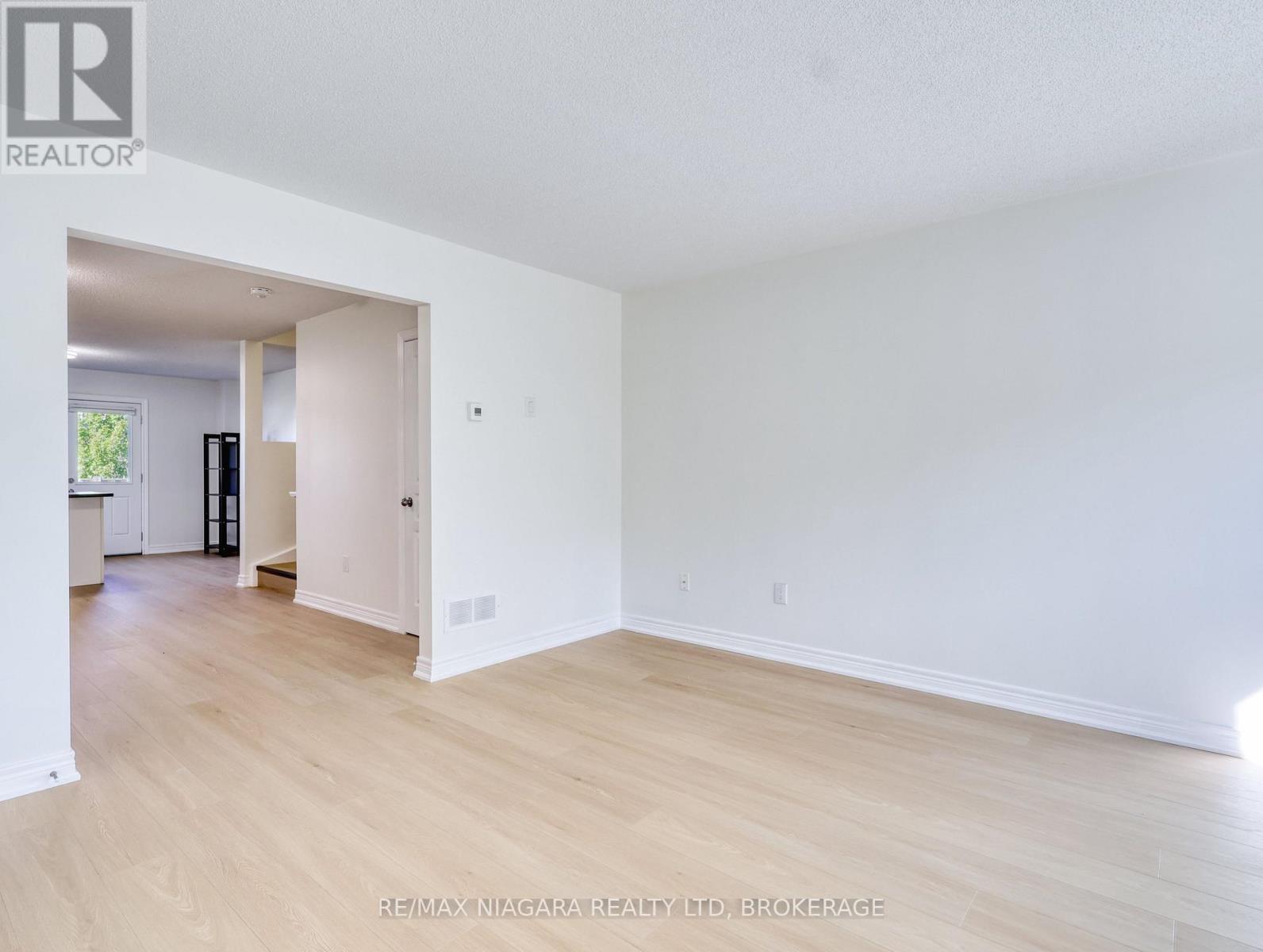 #37 6118 Kelsey Crescent, Niagara Falls (Forestview), Ontario, L2H0M6, Niagara Falls (Forestview), Ontario — photo 4 of 5