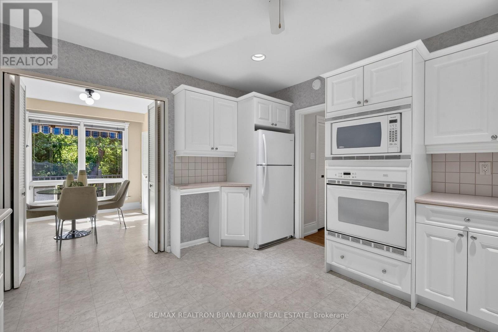 22 BRUCEDALE CRESCENT - 21