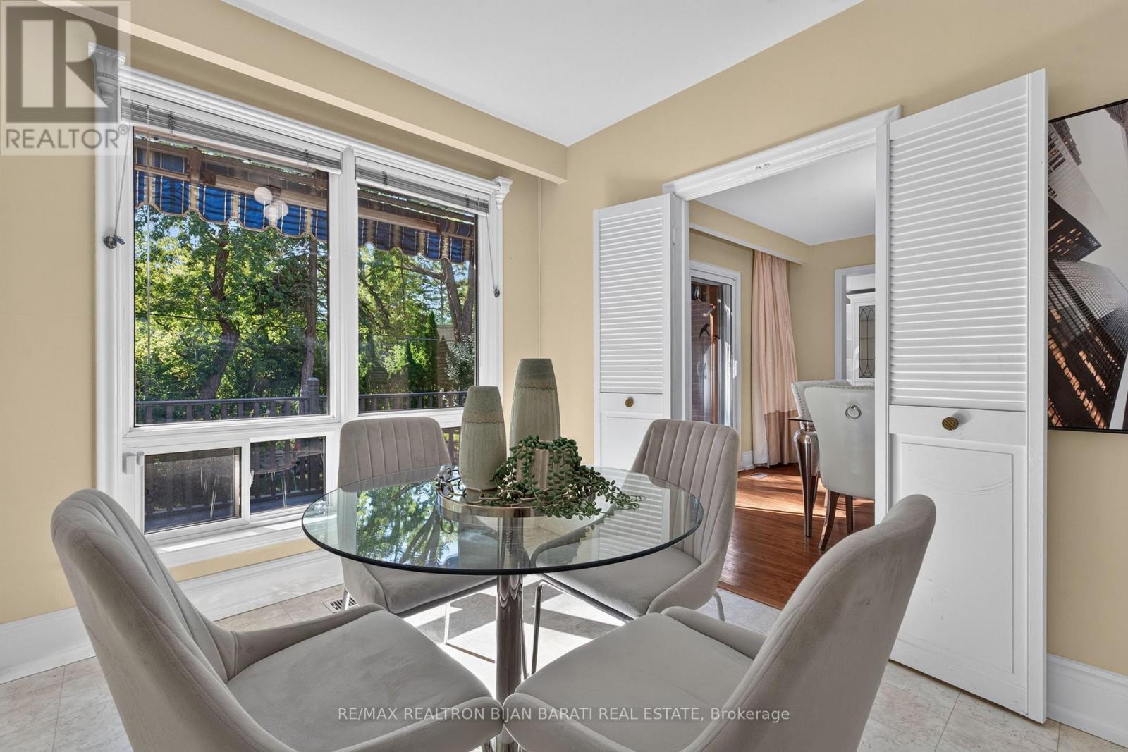 22 BRUCEDALE CRESCENT - 22