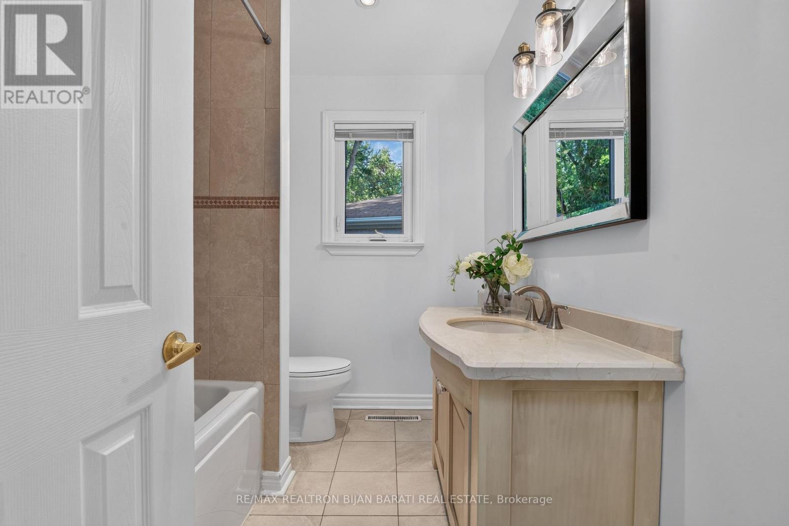 22 BRUCEDALE CRESCENT - 26