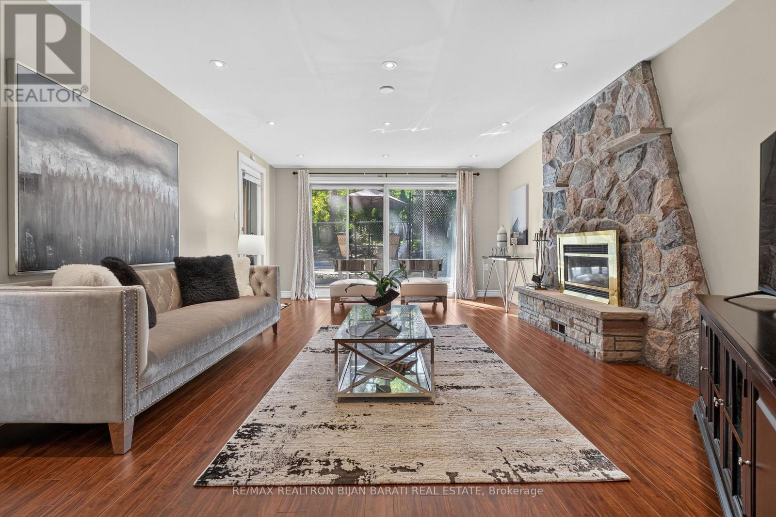 22 BRUCEDALE CRESCENT - 31