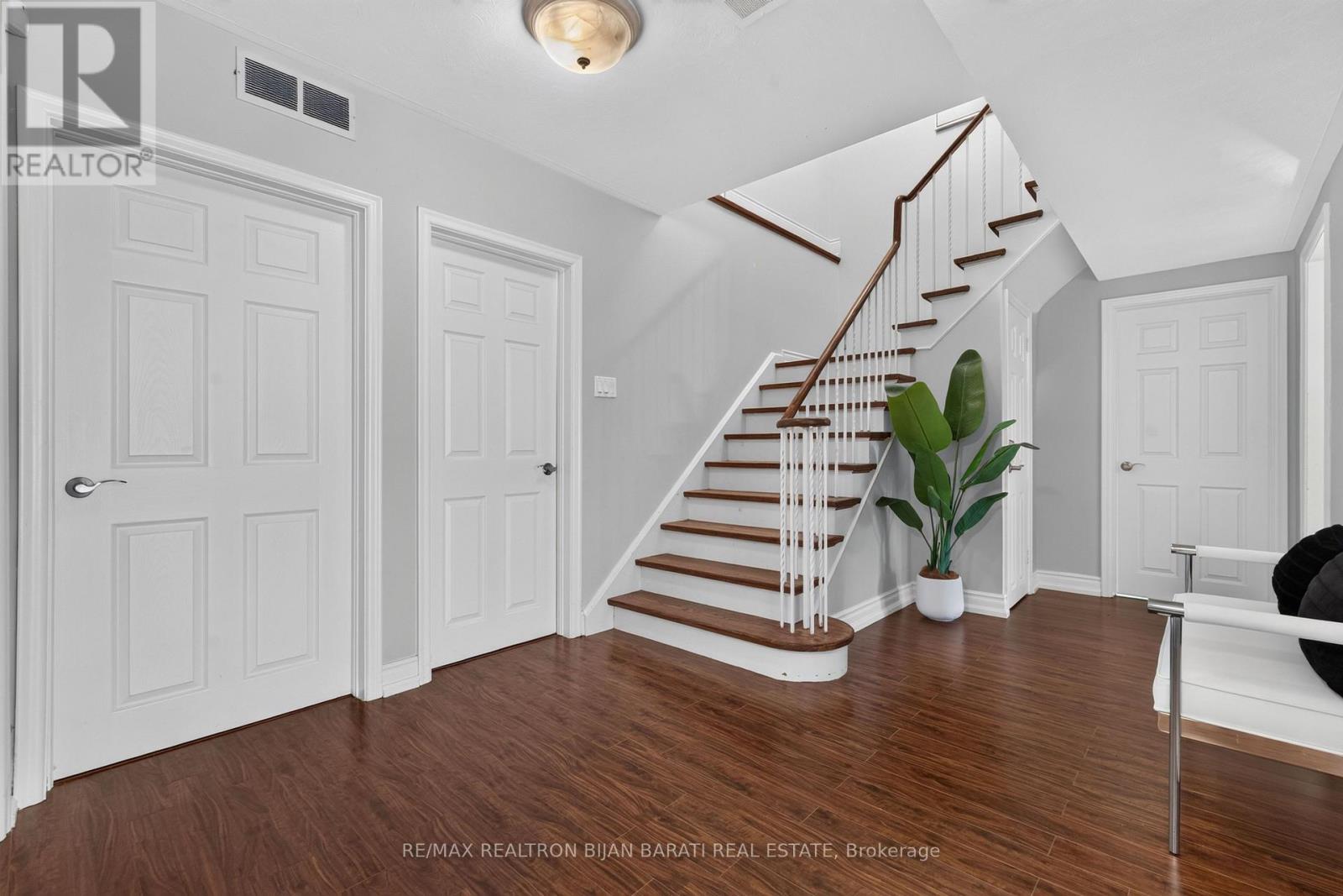 22 BRUCEDALE CRESCENT - 32