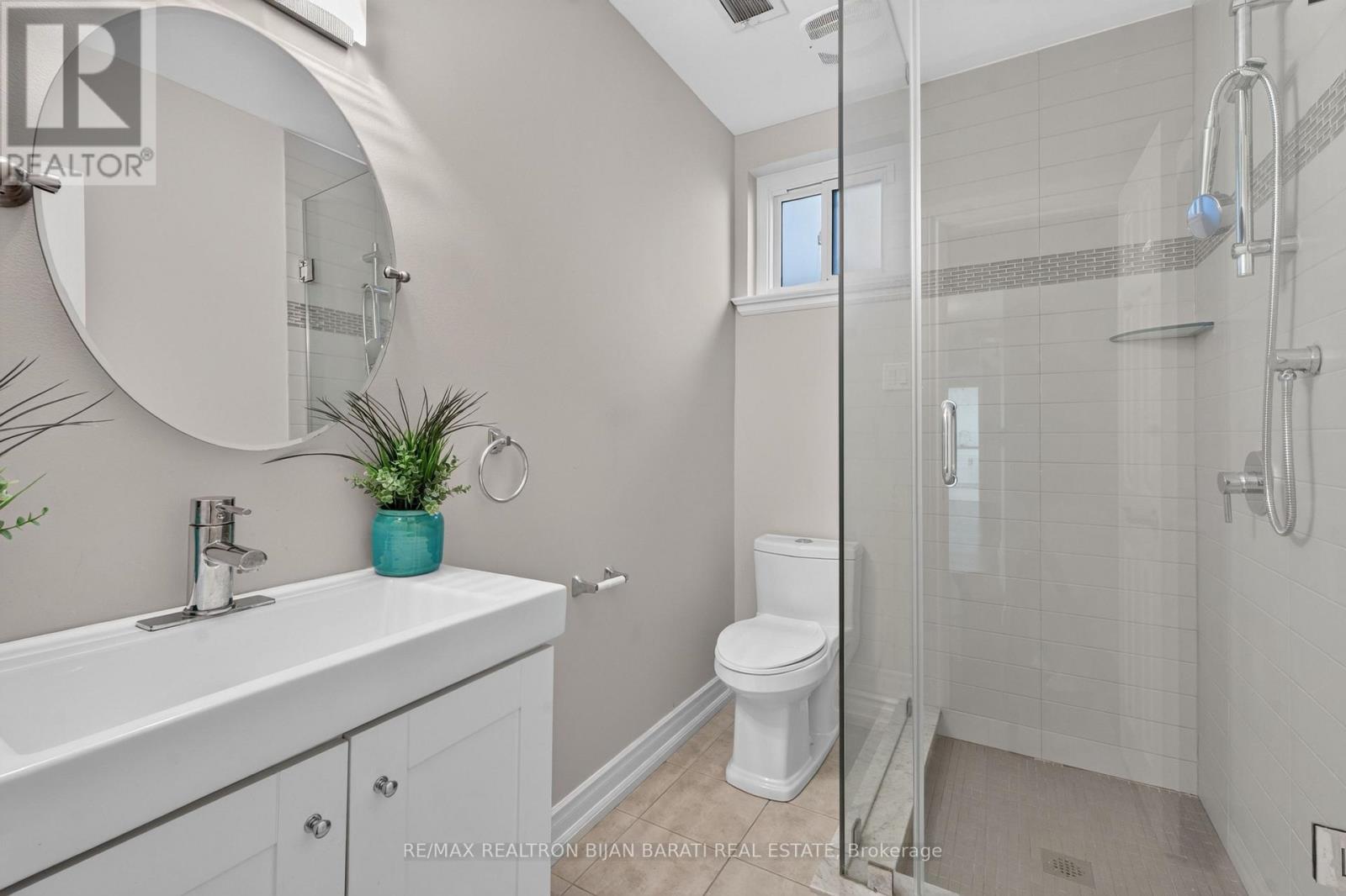 22 BRUCEDALE CRESCENT - 34