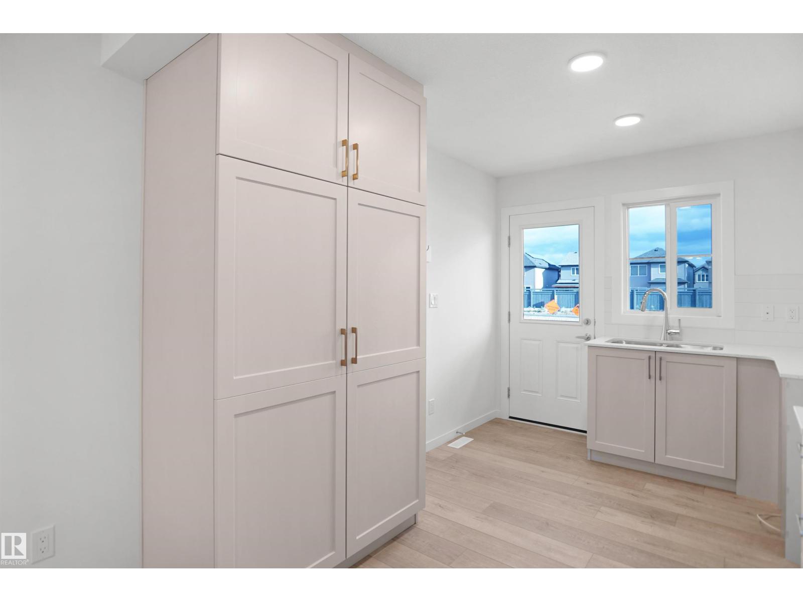 #81 3705 141 ST SW - 8