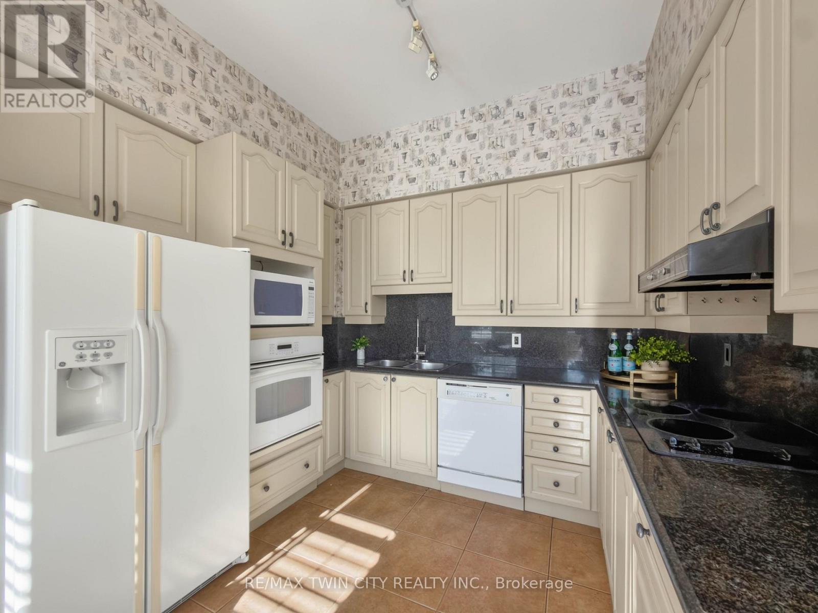 #107 65 PORT STREET E - 32