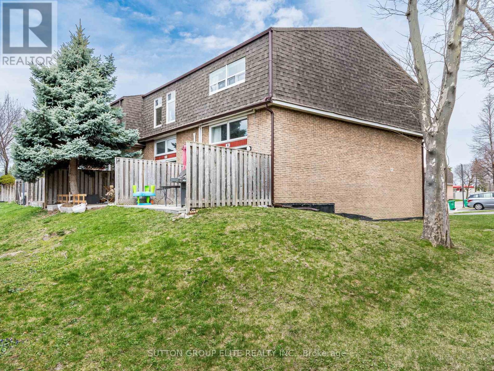 #8 640 RATHBURN ROAD E - 31