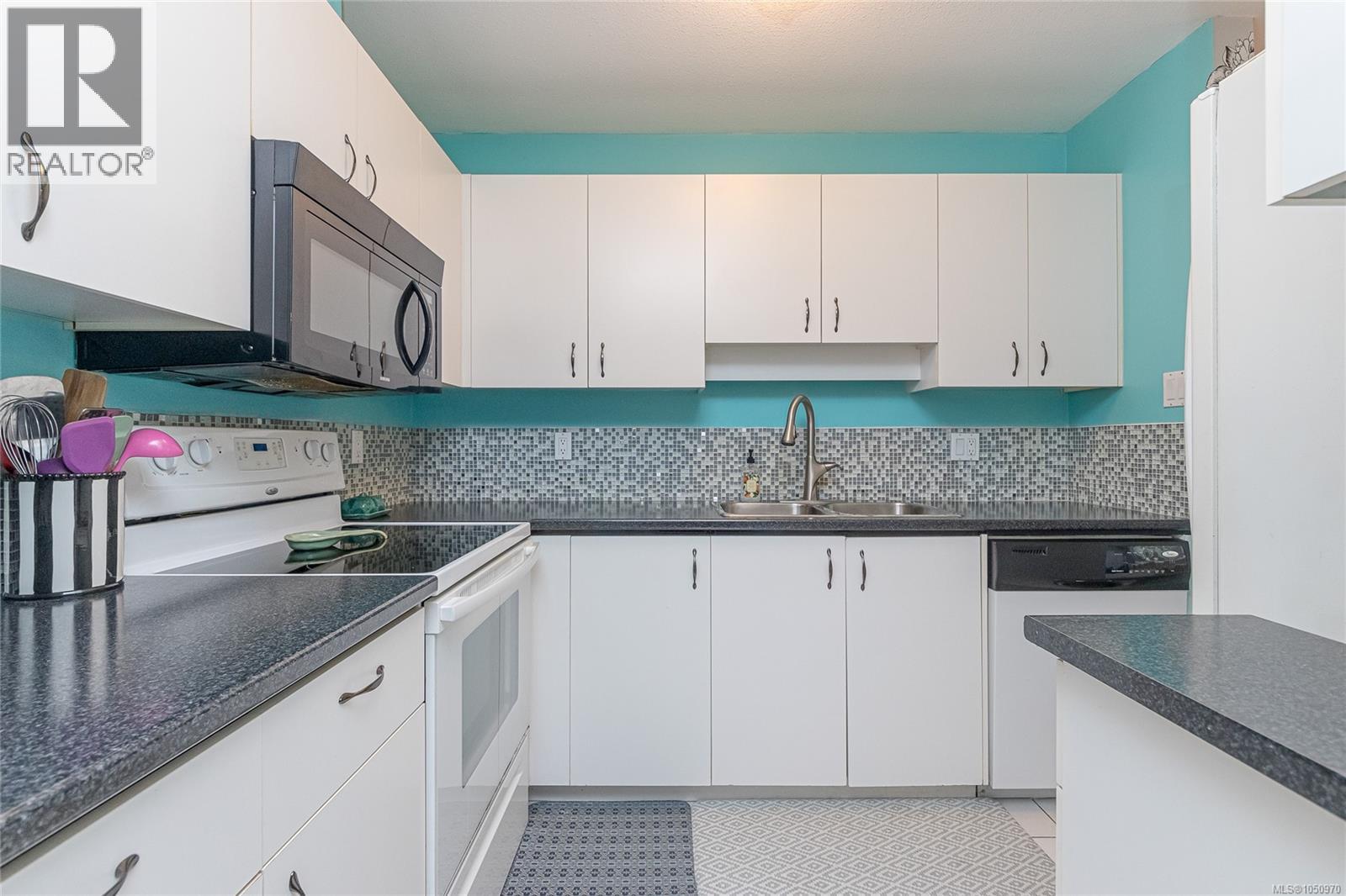 6064 Lionel Cres - 13