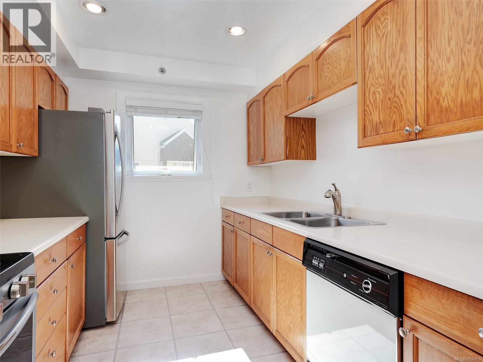 #325 3969 Shelbourne St - 7
