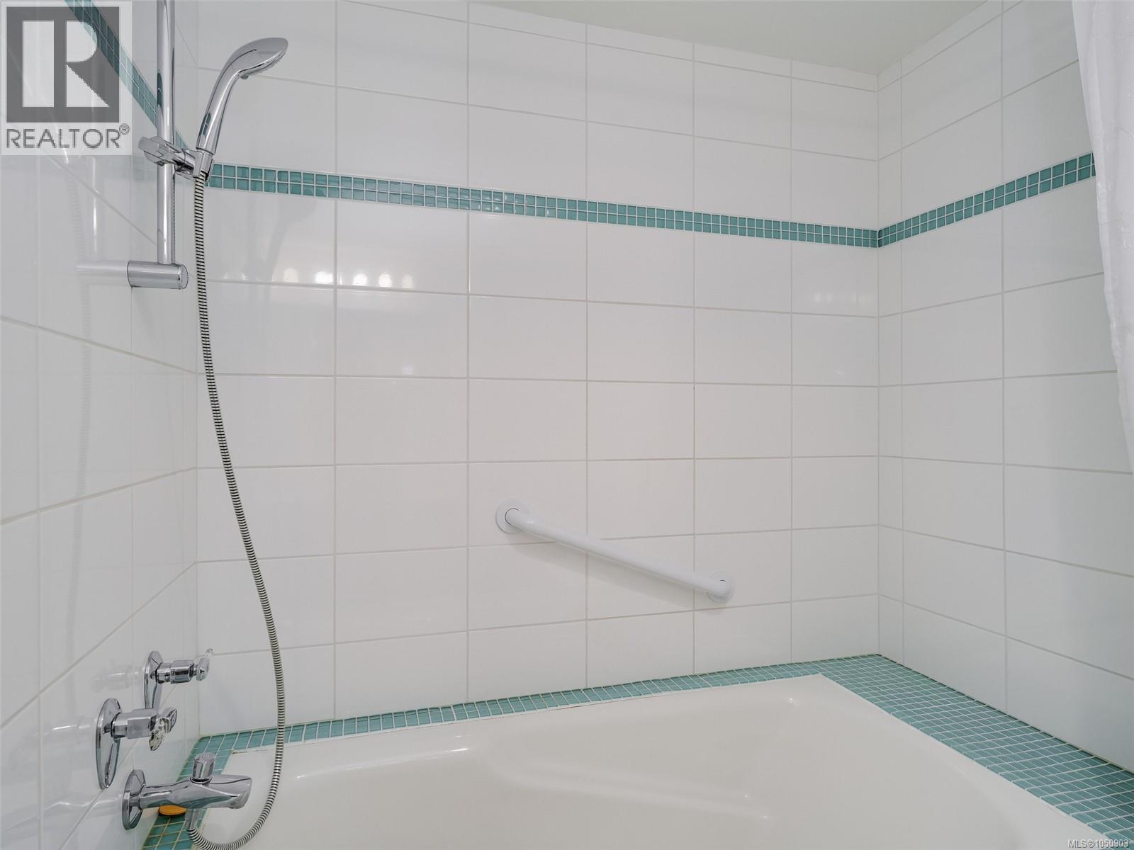 325 3969 Shelbourne Street, Saanich