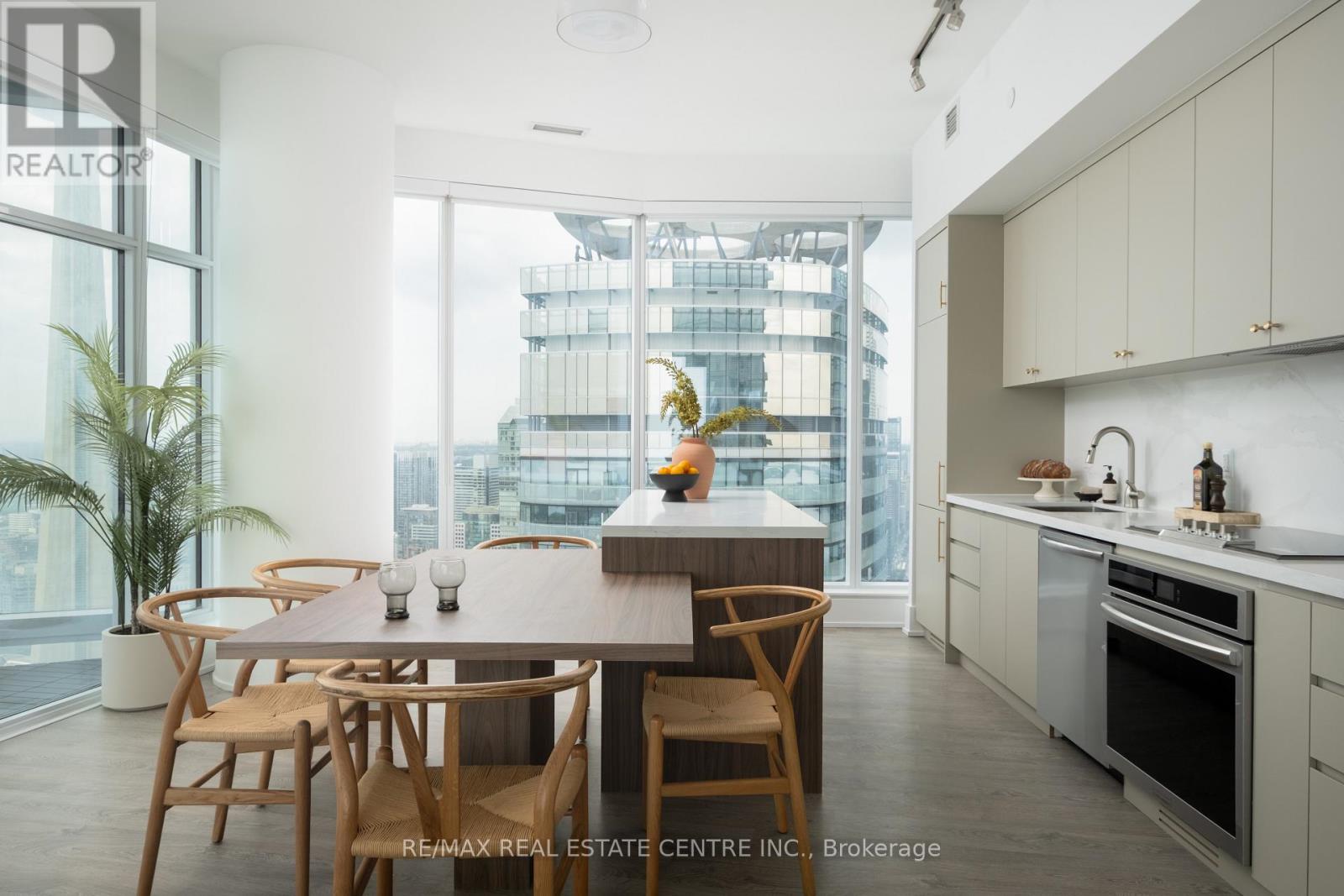 #6210 10 YORK STREET - Image 12
