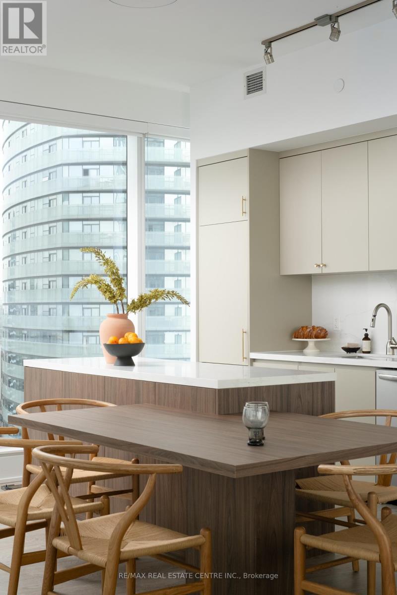 #6210 10 YORK STREET - Image 13