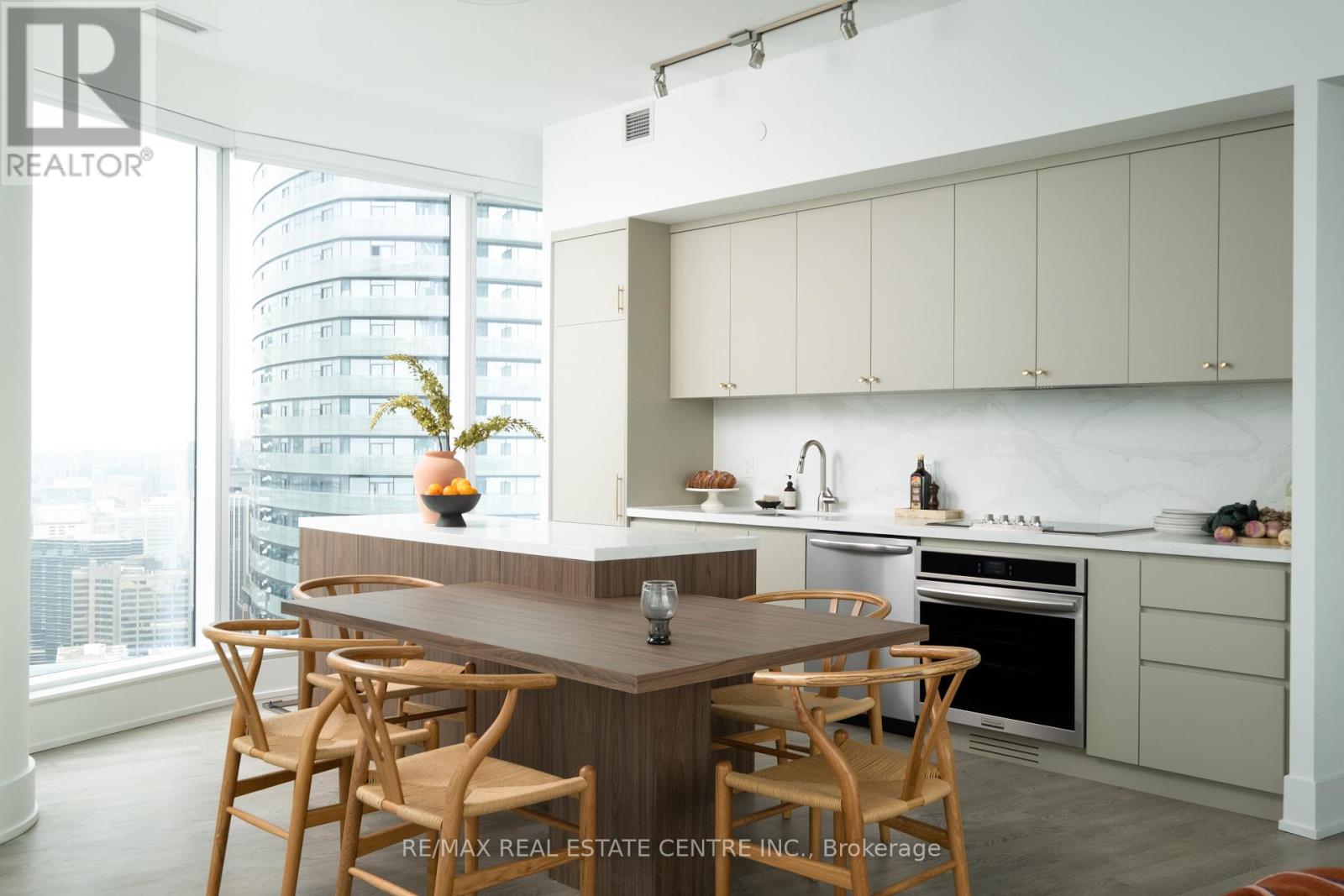 #6210 10 YORK STREET - Image 14