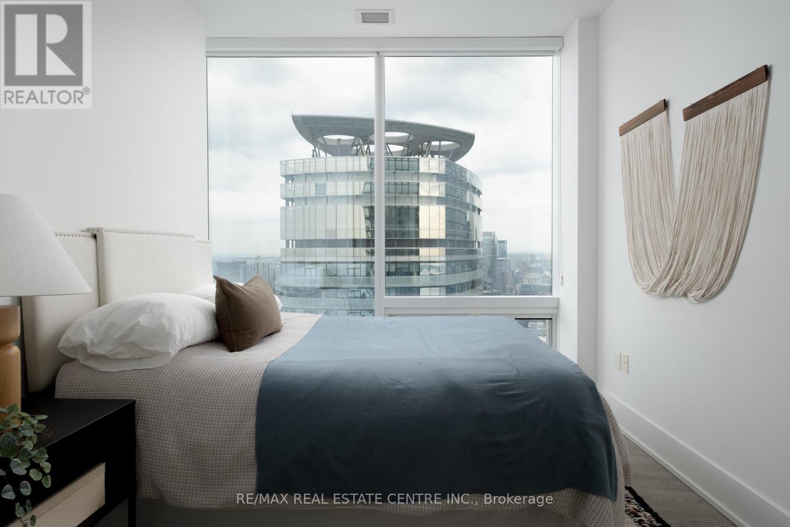 #6210 10 YORK STREET - Image 26