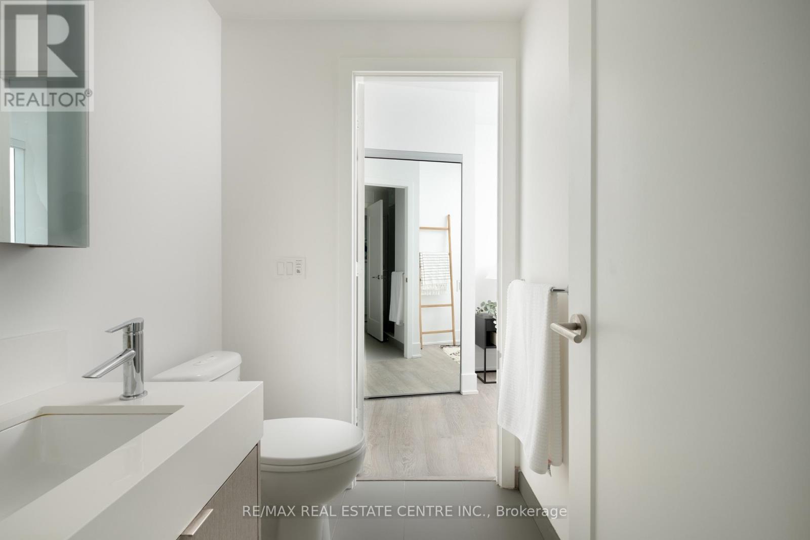 #6210 10 YORK STREET - Image 32