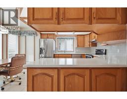 4pc Bathroom - 61 Shannon Crescent Sw, Calgary, AB T2Y2T8 Photo 12