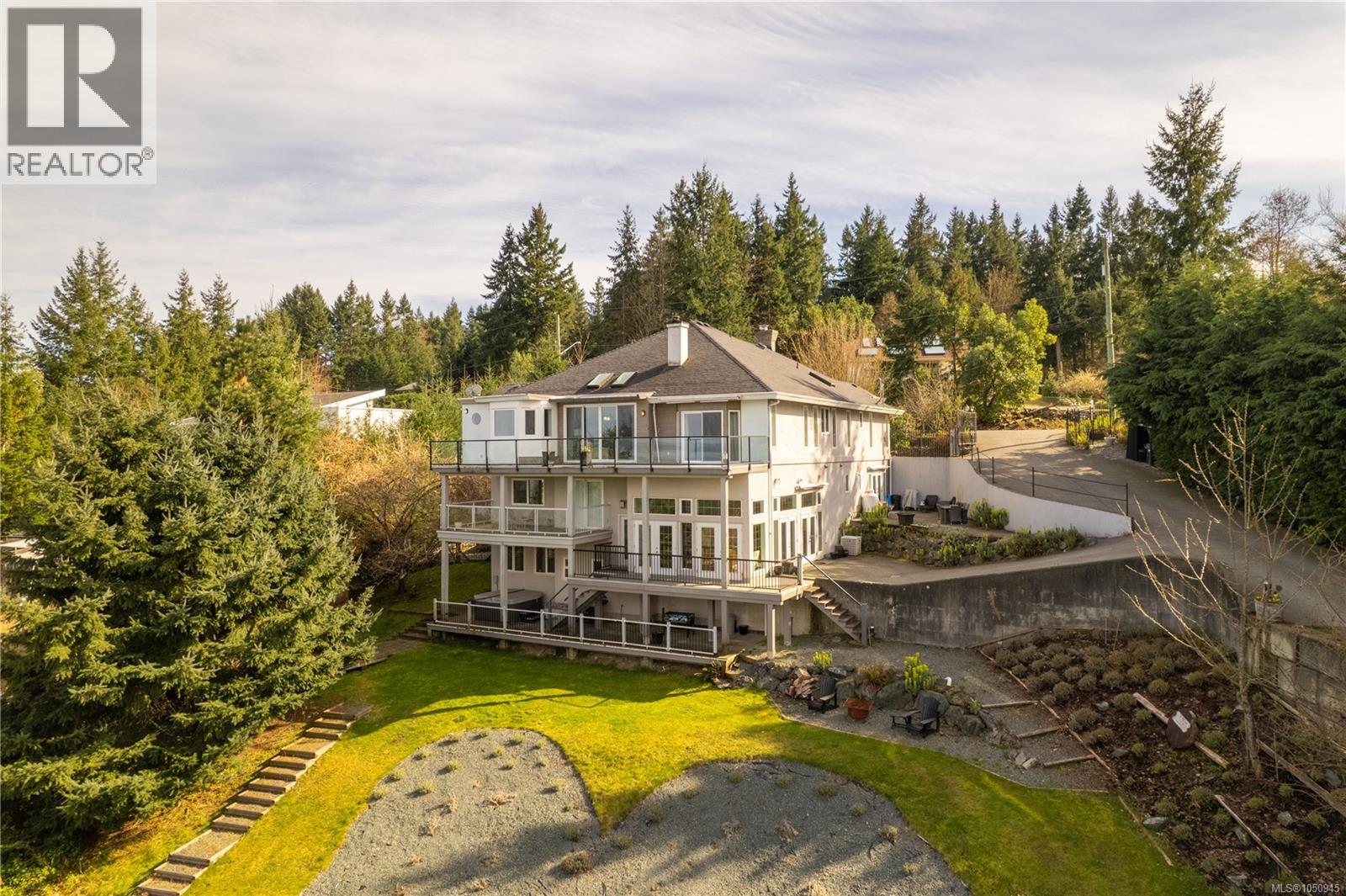 3758 Panorama Cres - 1
