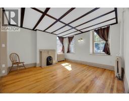 Beautiful Livingroom lots of natural light