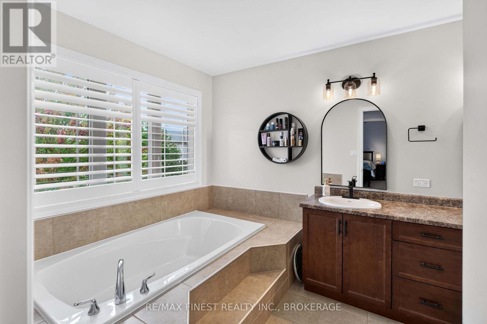 1593 PROVIDENCE CRESCENT - 31