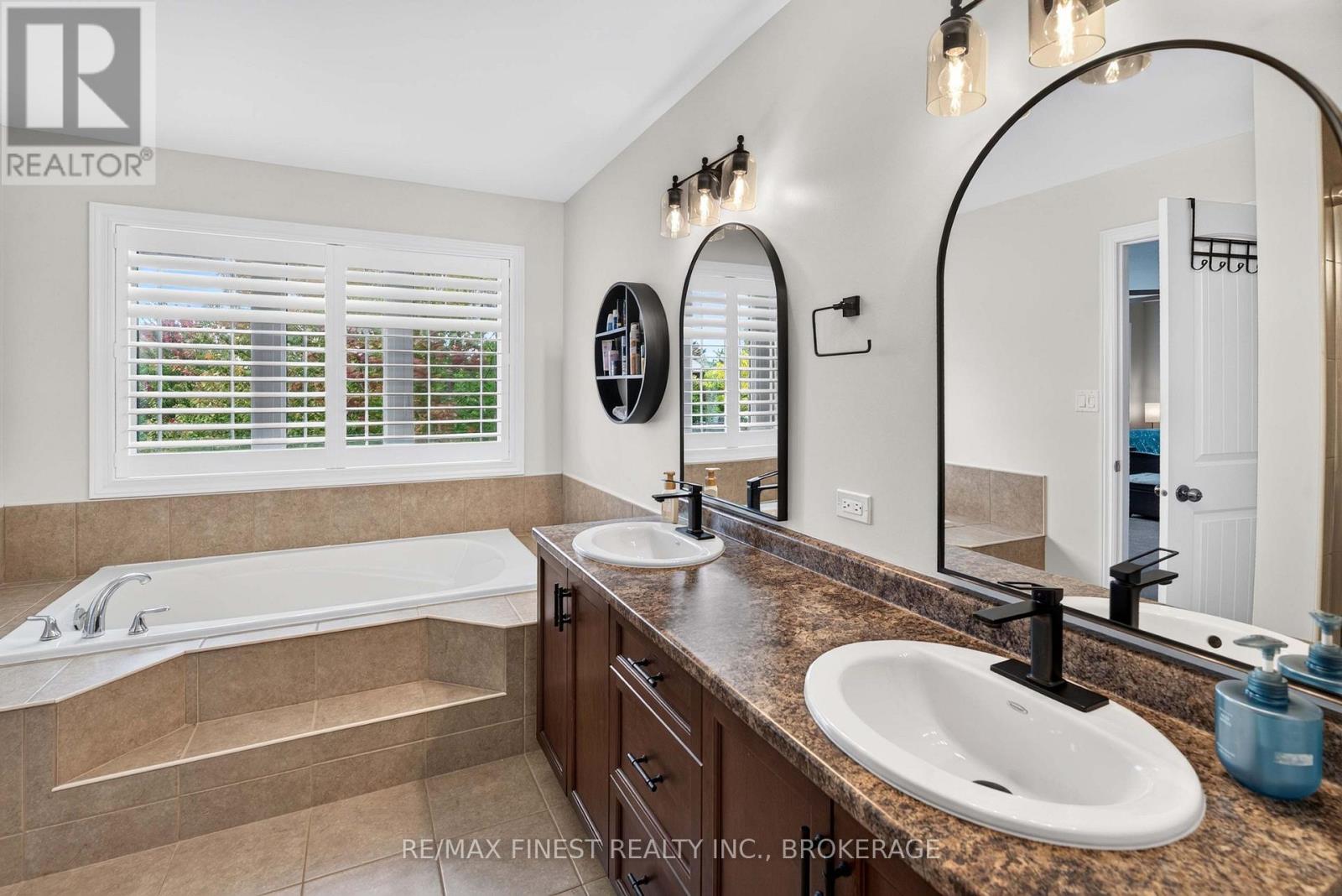 1593 PROVIDENCE CRESCENT - 32