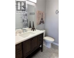 4pc Bathroom - 825 7th Avenue Nw, Moose Jaw, SK S6H4C1 Photo 12