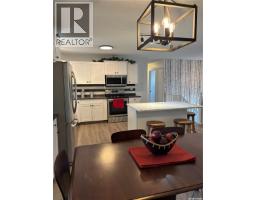 Bedroom - 825 7th Avenue Nw, Moose Jaw, SK S6H4C1 Photo 6