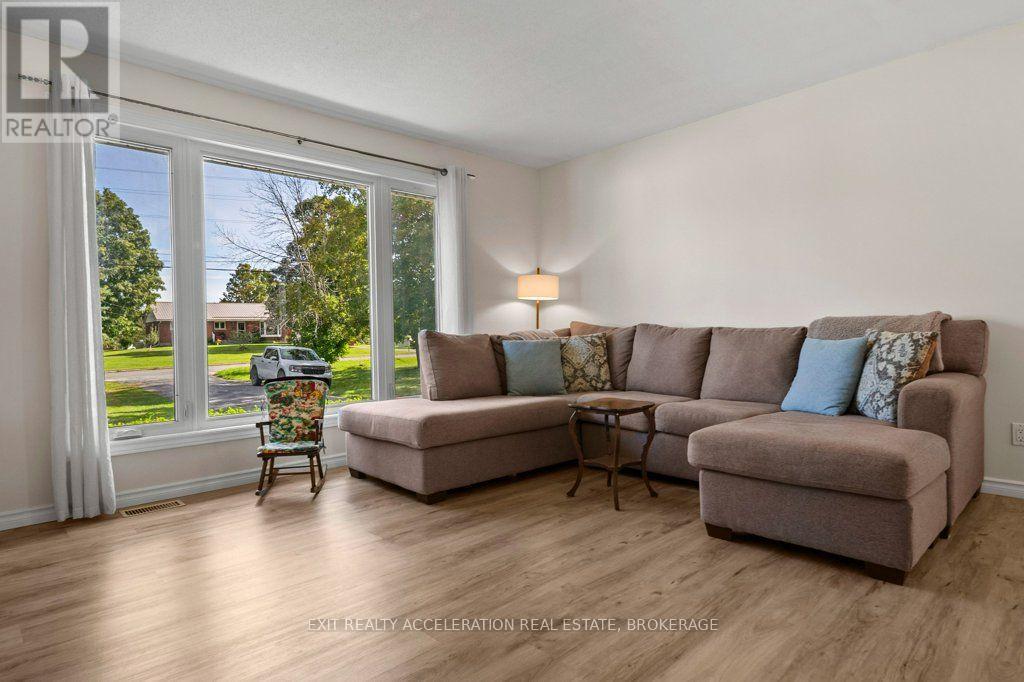 504 Coronation Boulevard, Loyalist (Amherstview), Ontario, K7M5P9, Loyalist (Amherstview), Ontario — photo 4 of 5