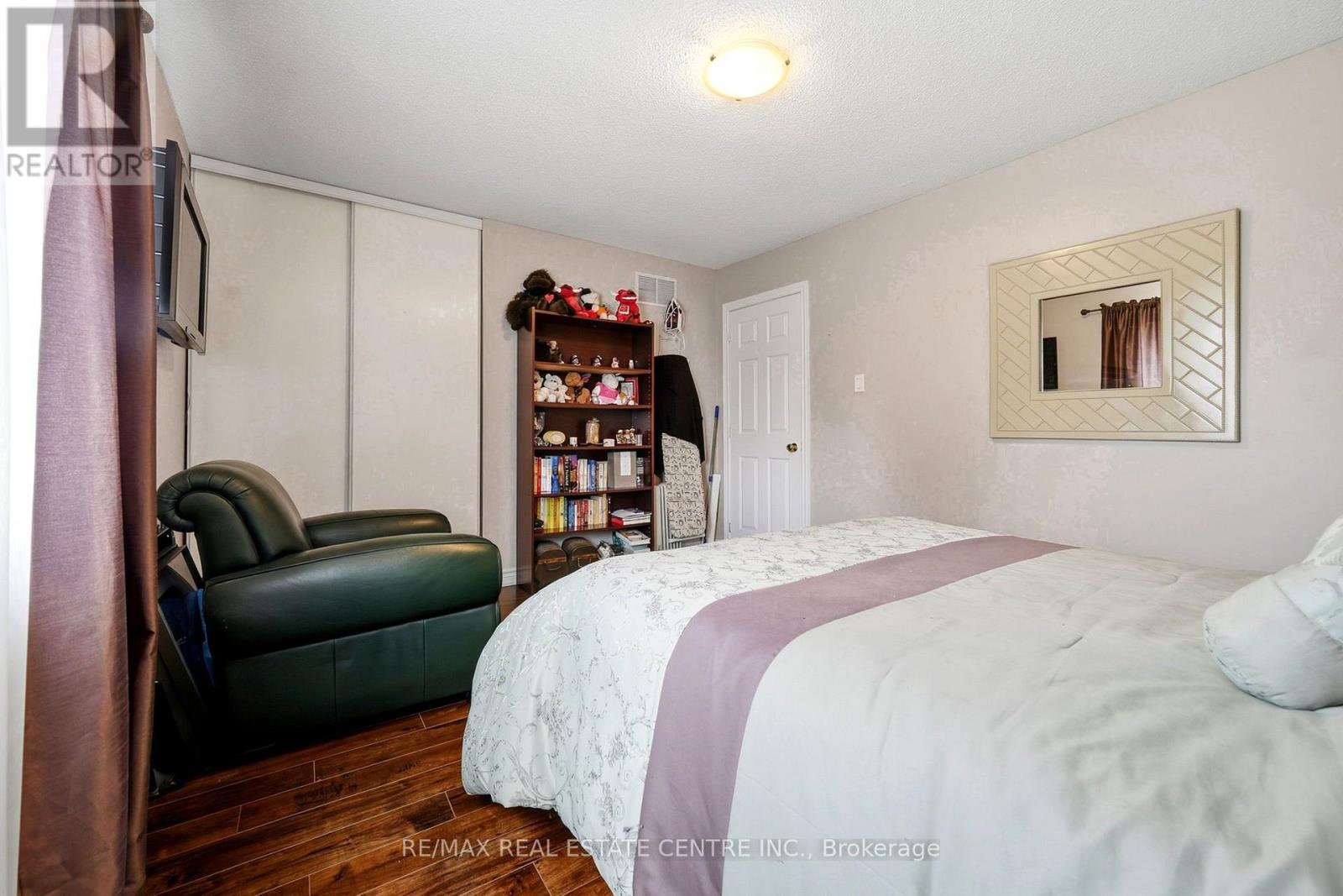44 MADELAINE CRESCENT - 32