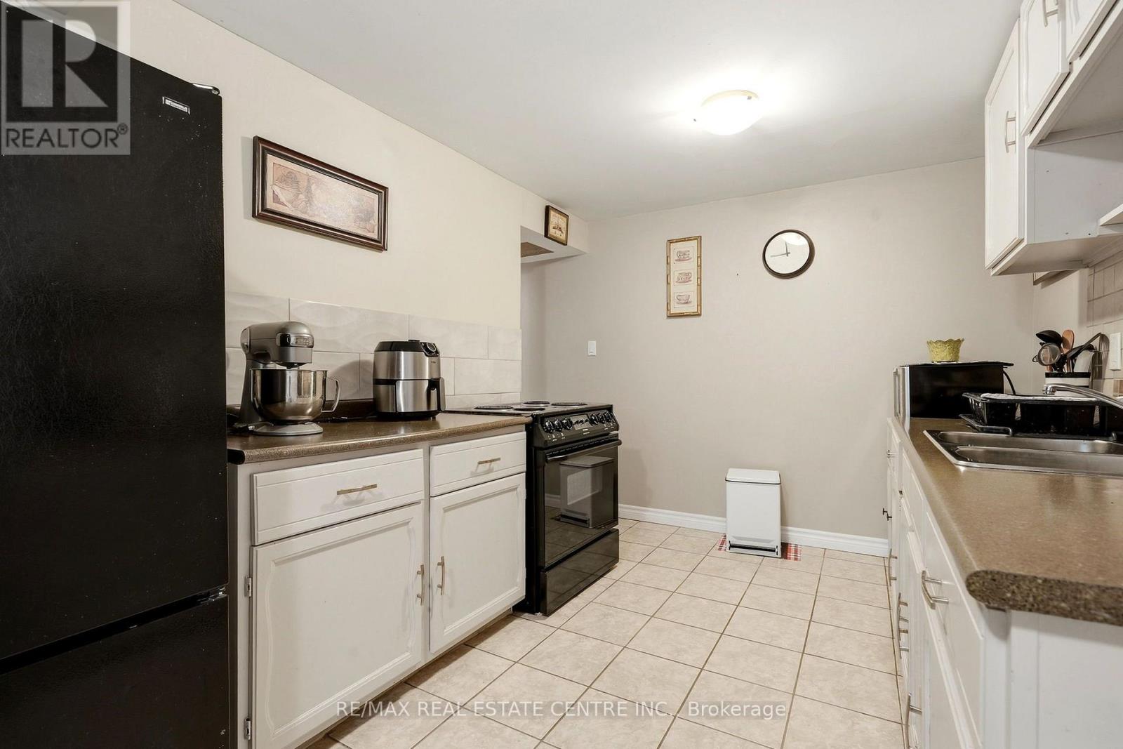 44 MADELAINE CRESCENT - 42
