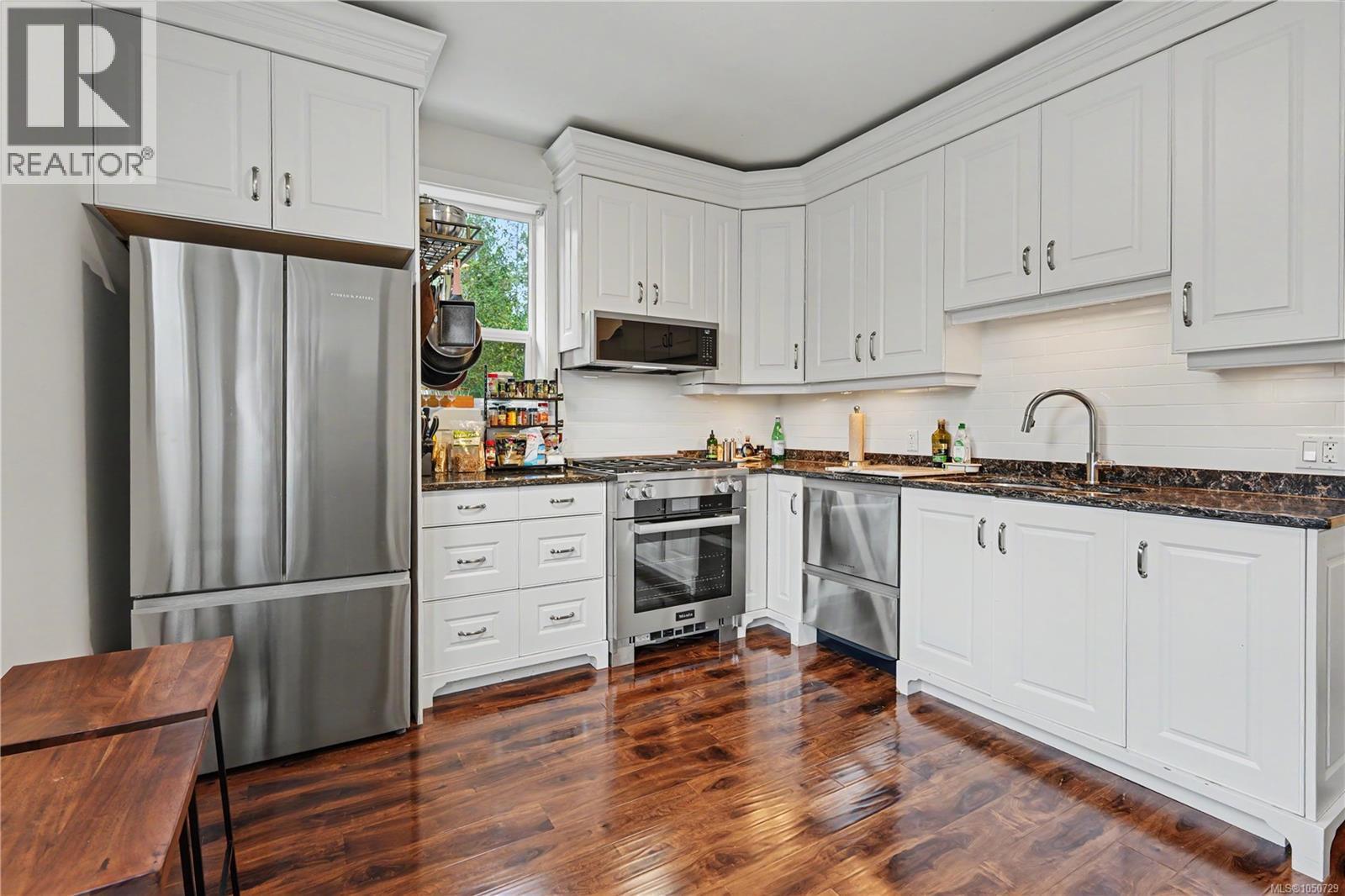 1064 Beverley Pl - Image 6