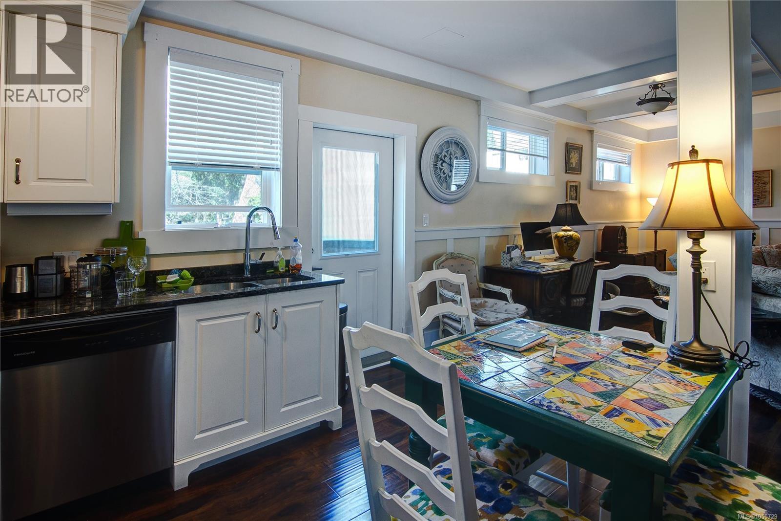 1064 Beverley Pl - Image 59