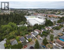 482 Ker Ave, Saanich, BC V9A2B7 Photo 15