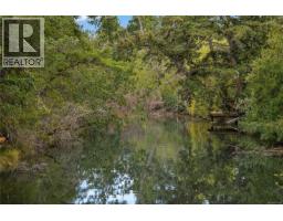 482 Ker Ave, Saanich, BC V9A2B7 Photo 31