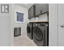 Bedroom 3 - 233 Vivant Street, Newmarket, ON L3X0K9 Photo 7