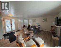 Enclosed porch - 330 1st Avenue N, Big River, SK S0J0E0 Photo 6