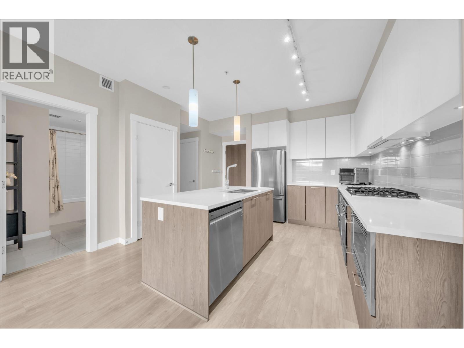 #303 625 3RD Street, North Vancouver, British Columbia, V7L0G3, North Vancouver, British Columbia — photo 4 of 5