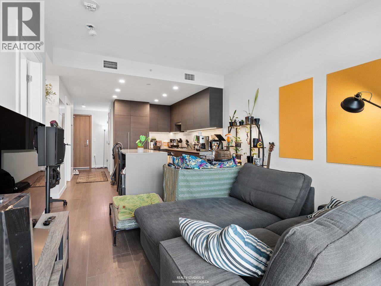 Photo of 4808 2108 GILMORE AVENUE 17