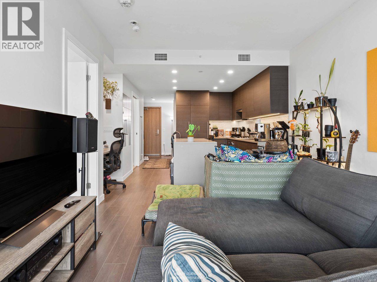 Photo of 4808 2108 GILMORE AVENUE 18