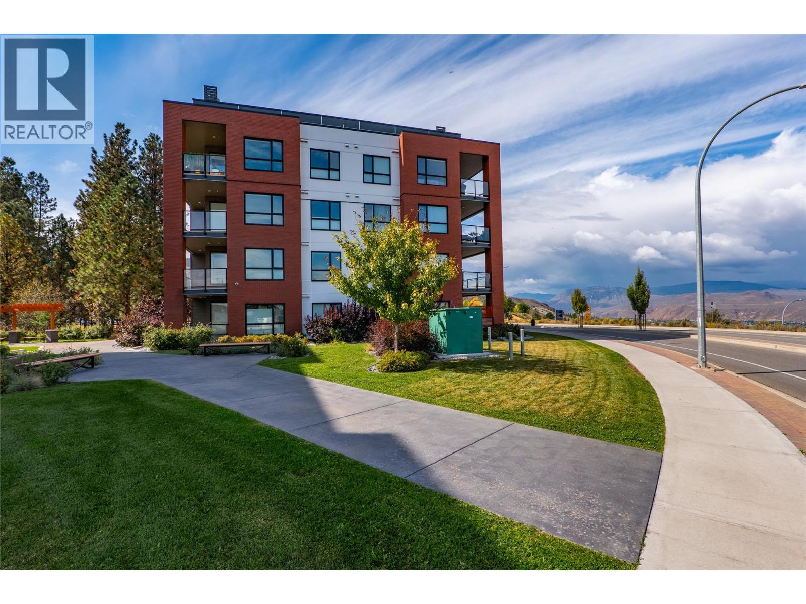 #203 875 UNIVERSITY Drive - Image 32