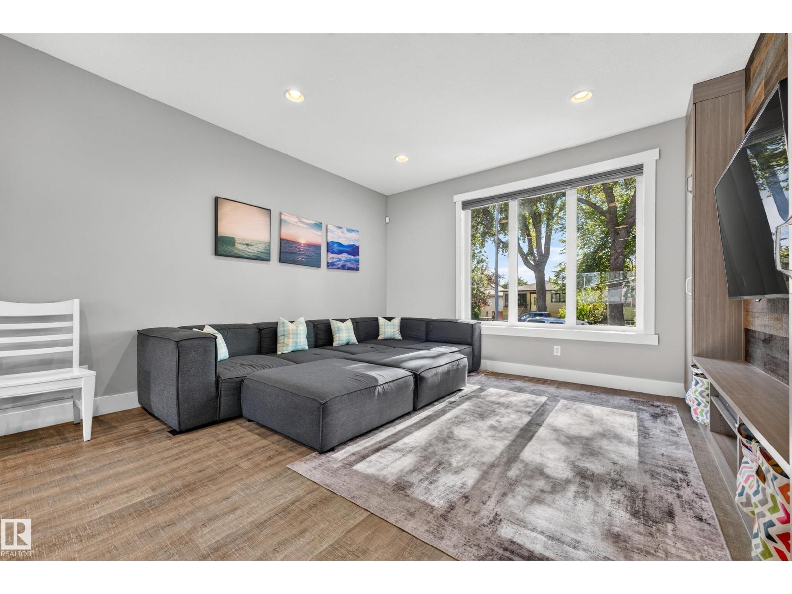 8922 77 AV NW - 5