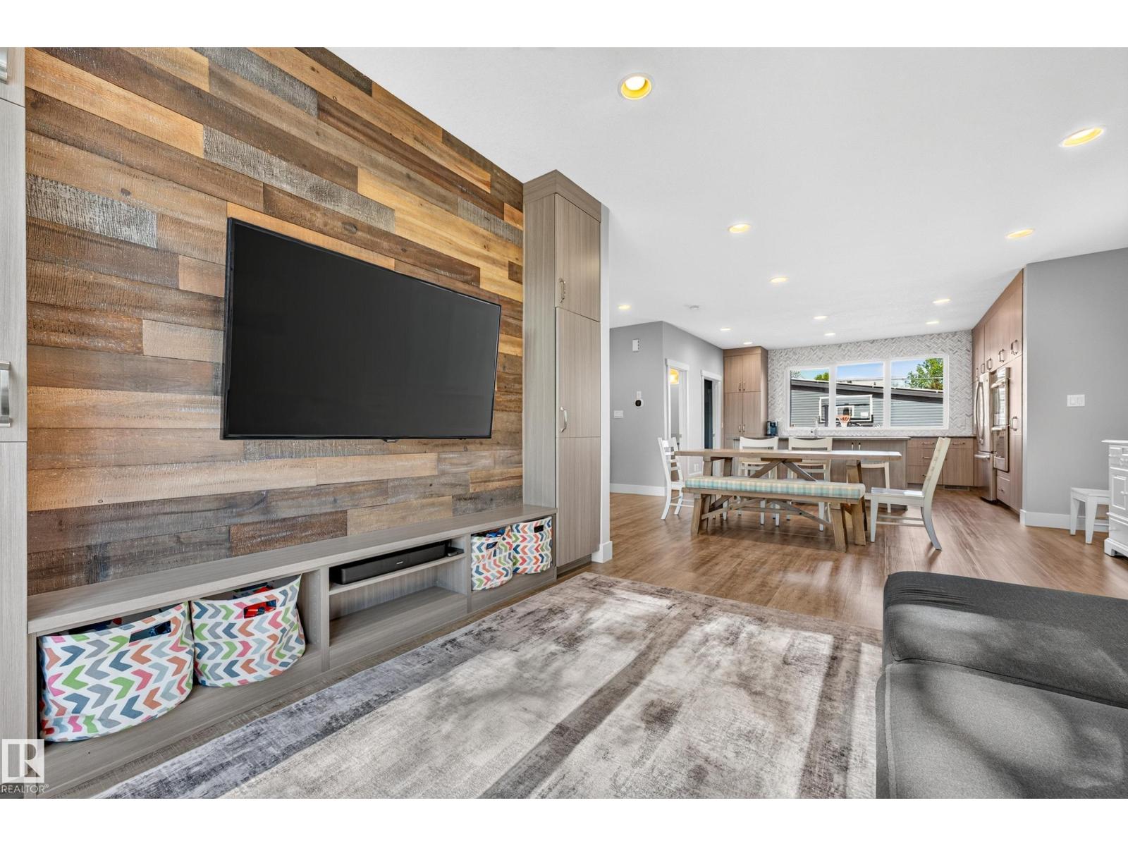 8922 77 AV NW - 8