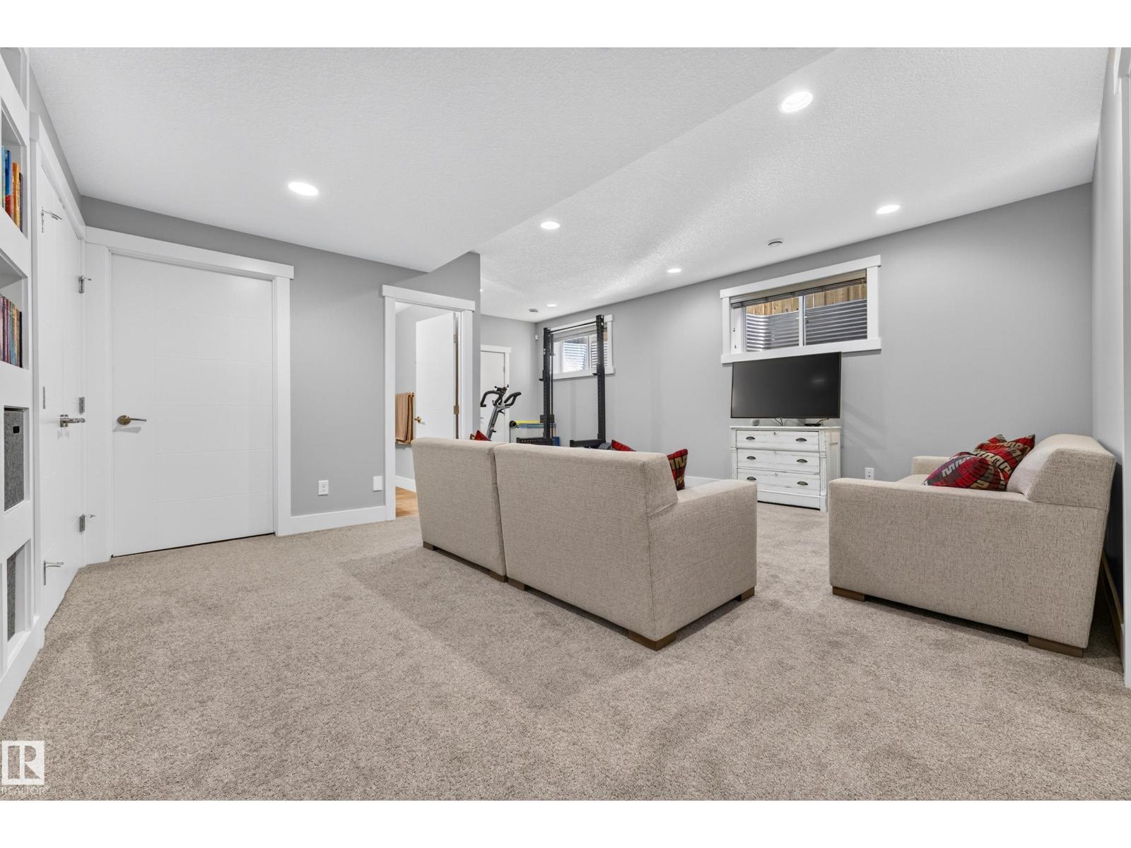8922 77 AV NW - 33