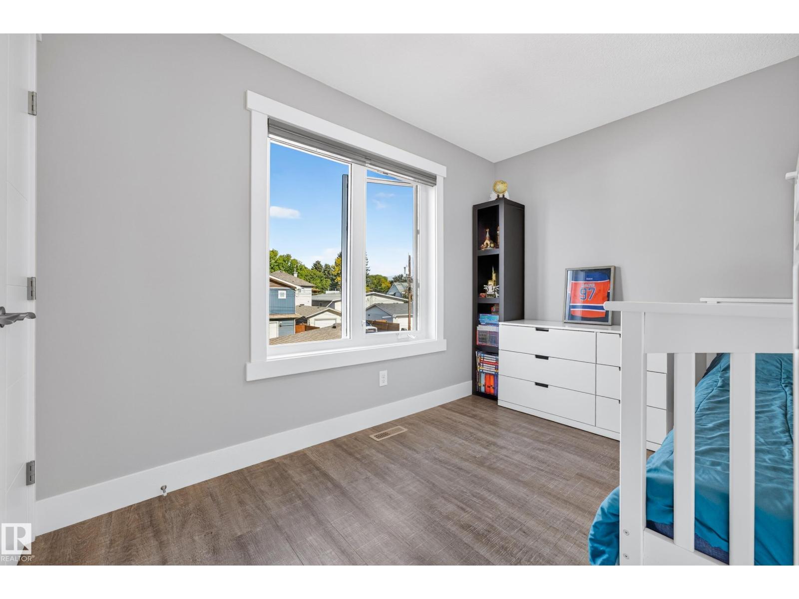 8922 77 AV NW - 30
