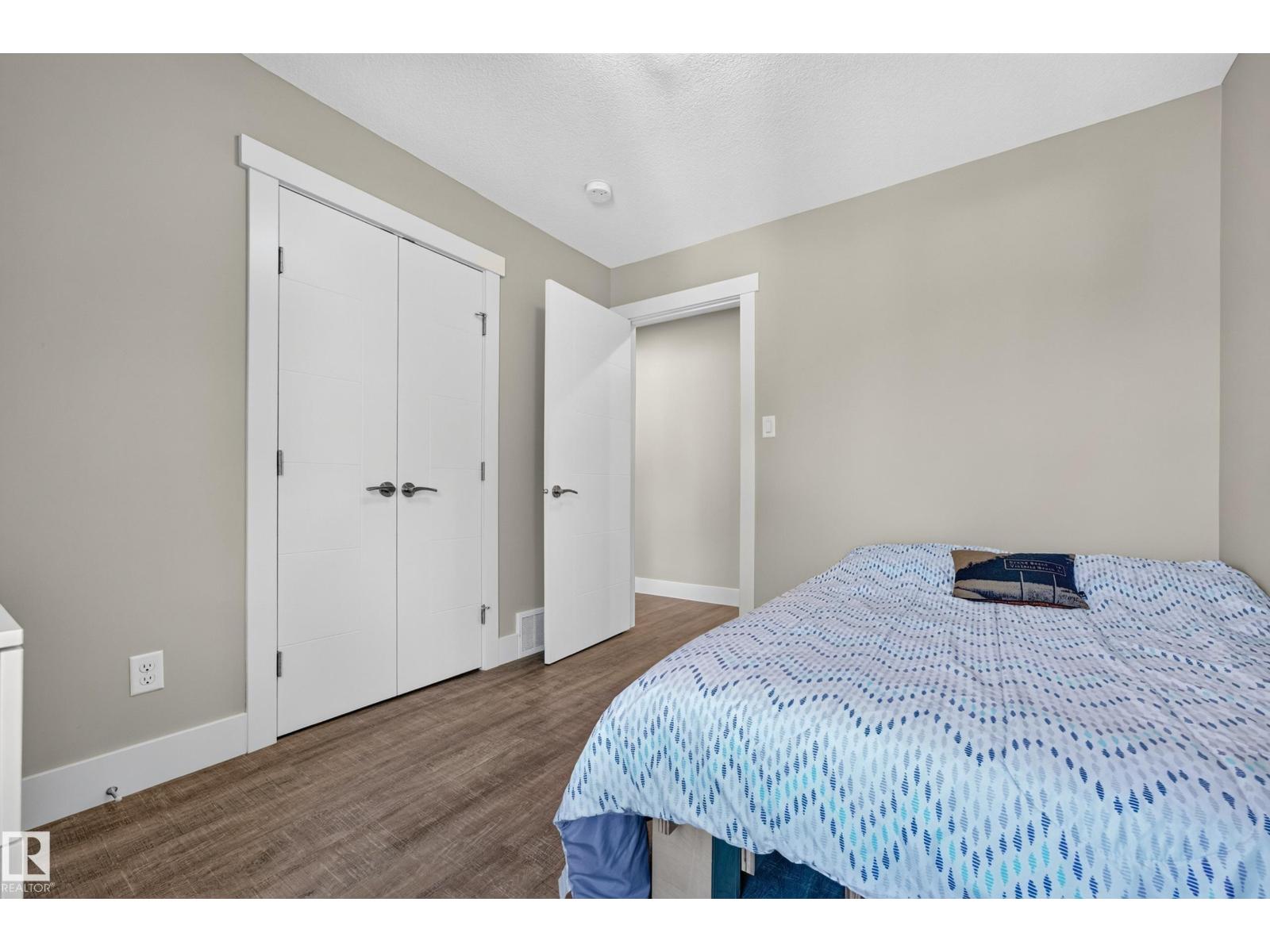 8922 77 AV NW - 29