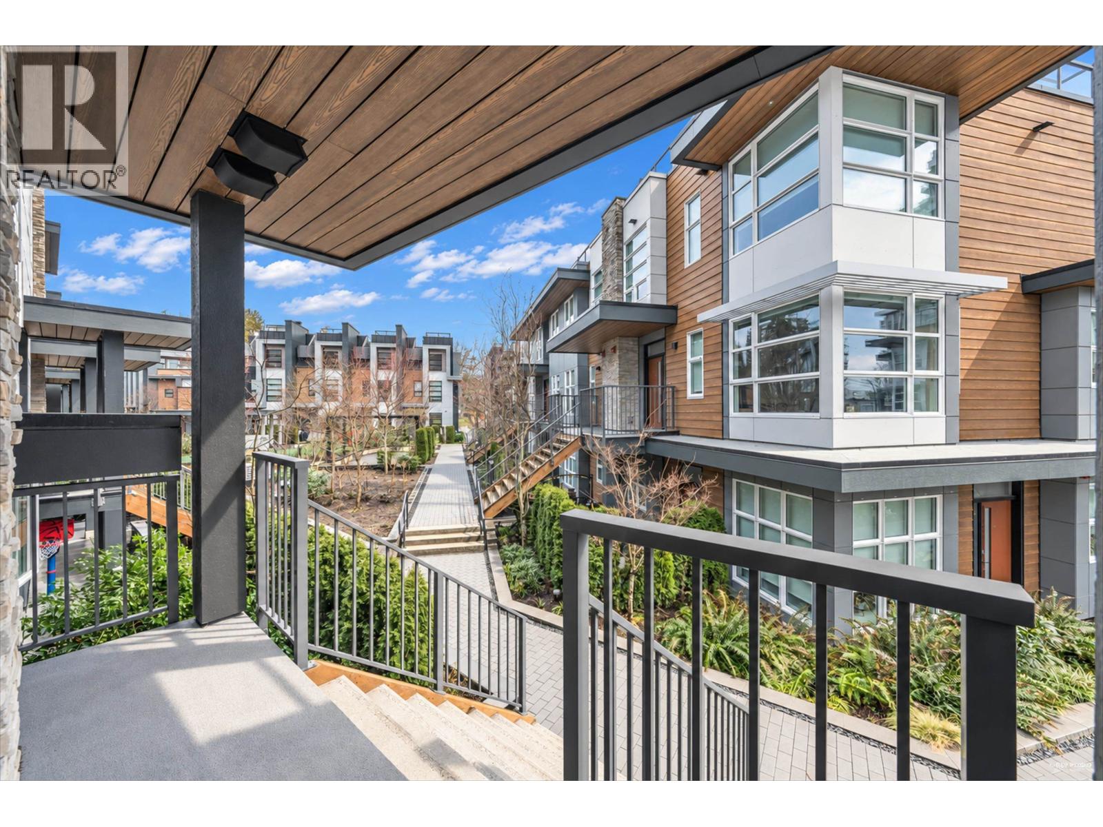 #227 2060 CURLING Road, North Vancouver, British Columbia, V7P1X4, North Vancouver, British Columbia — photo 3 of 5