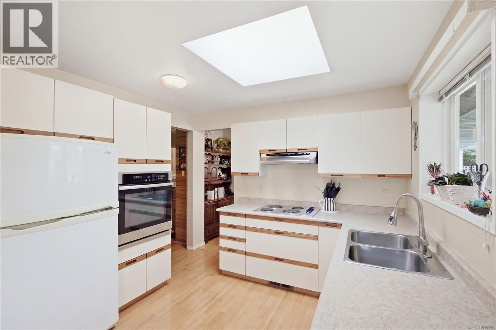 5449 Falls St - Image 8