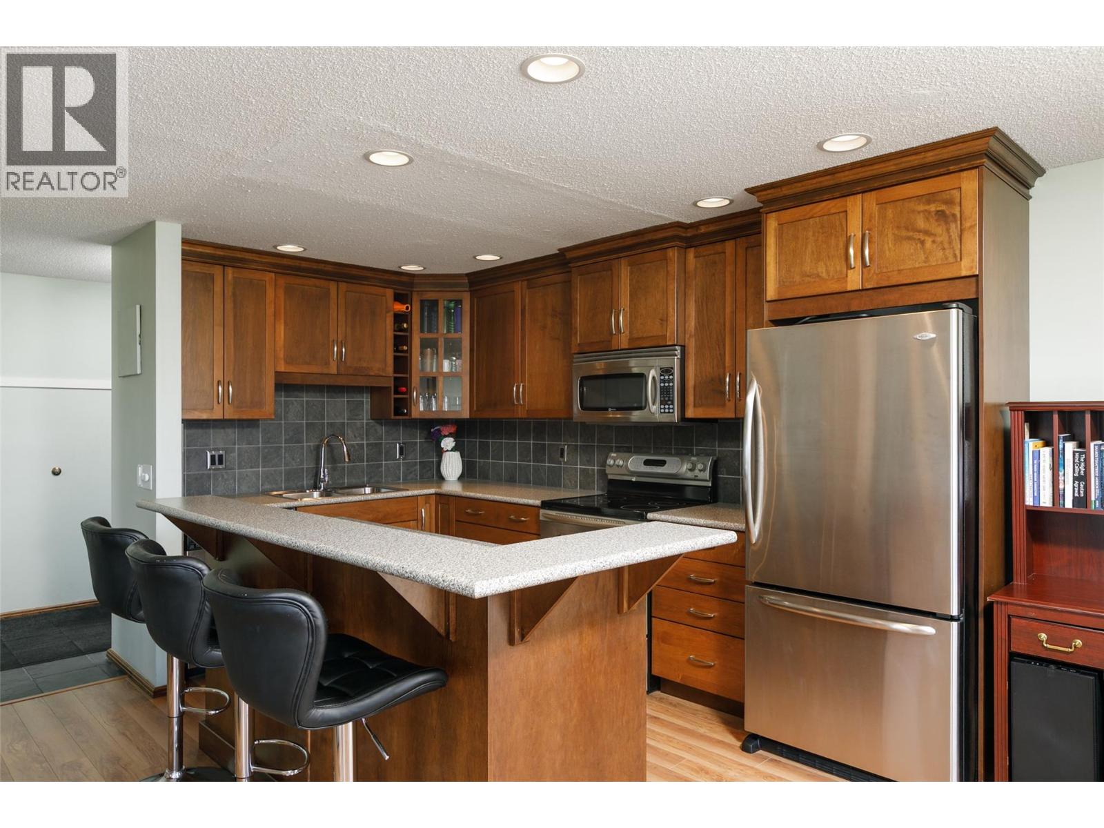 #807 737 Leon Avenue - 3