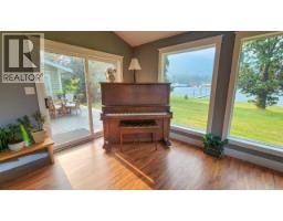 Living room - 8119 Munch Road, Procter, BC V0G1V0 Photo 11